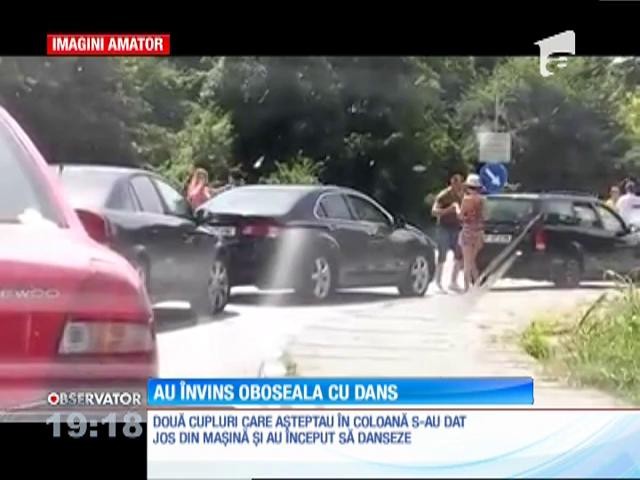 Doi tineri au dansat &icirc;n trafic, &icirc;n timp ce se circula bară la bară