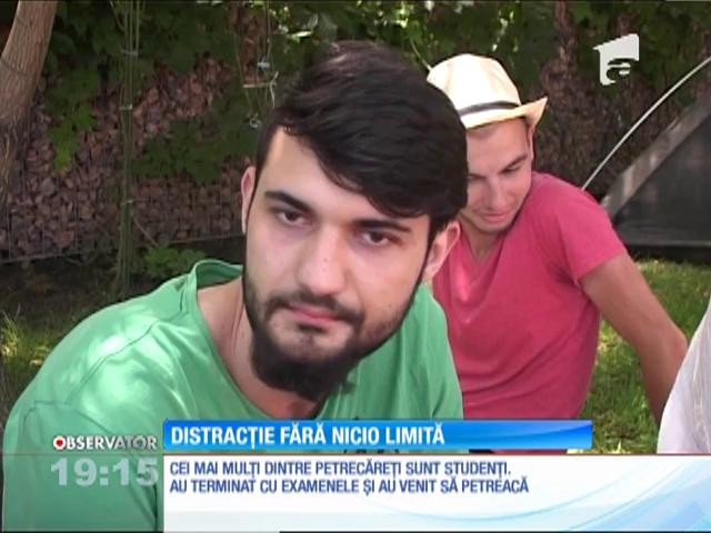 Tinerii frumoşi şi liberi petrec zile de neuitat &icirc;n Vama Veche. Unii &icirc;nsă au cam exagerat cu distracţia