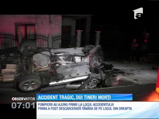 Bistriţa Năsăud: O maşină &icirc;n care se aflau doi tineri s-a făcut ţăndări, &icirc;n impactul cu un cap de pod