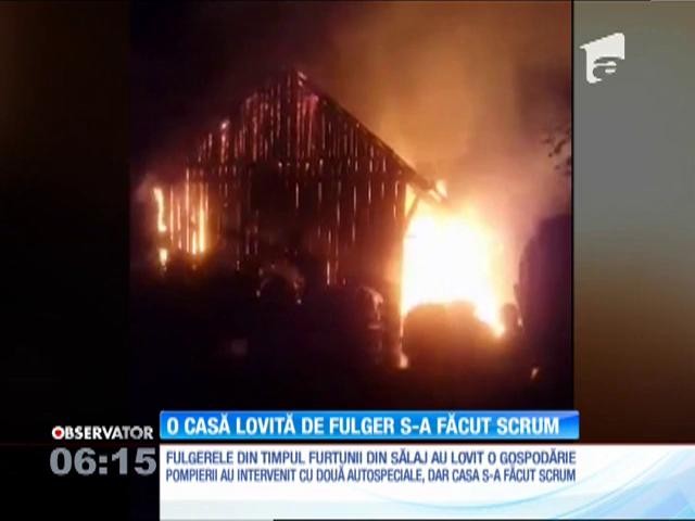 &Icirc;n Sălaj, o gospodărie a fost lovită de trăznet şi s-a aprins ca o torţă