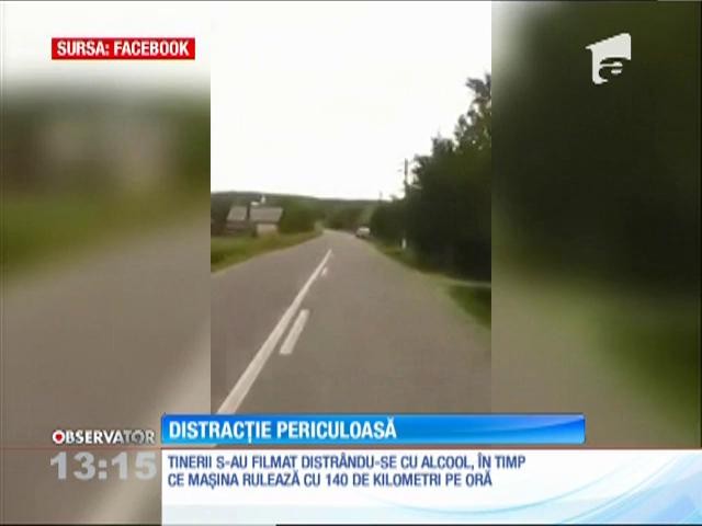 Mai mulţi tineri s-au filmat &icirc;n timp ce rulau cu 140 de kilometri pe oră, &icirc;ntr-un sat de l&acirc;ngă Dej