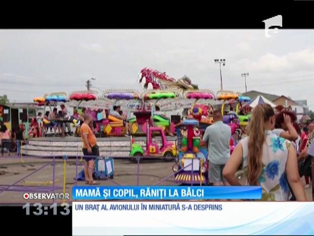 O femeie şi fiul ei au căzut de la trei metri &icirc;nălţime, după ce un avion &icirc;n miniatură s-a desprins dintr-o tiribombă