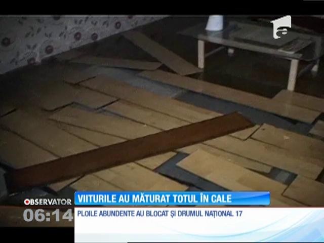 Viiturile au măturat tot &icirc;n calea lor &icirc;n mai multe oraşe din ţară. O copilă de doar doi ani a murit strivită de un copac