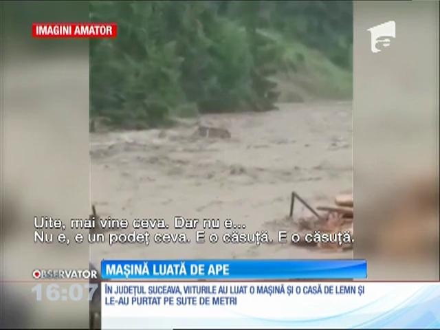 O mașină și o căsuță de lemn, purtate de viituri, &icirc;n județul Suceava