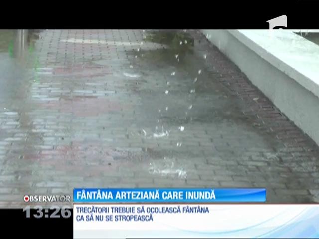 O f&acirc;nt&acirc;nă arteziană din Piatra Neamţ inundă trotuarele şi udă trecătorii