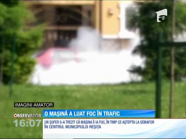 Un timişorean s-a trezit cu motorul mașinii &icirc;n flăcări, &icirc;n timp ce aștepta la semafor &icirc;n centrul municipiului Reșița