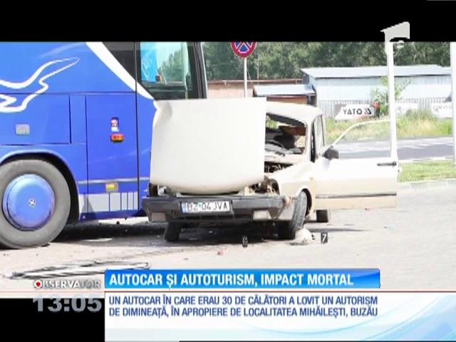 Accidentele cumplite se ţin lanţ &icirc;n Mihăileşti. Impact violent &icirc;ntre un autocar şi un autoturism
