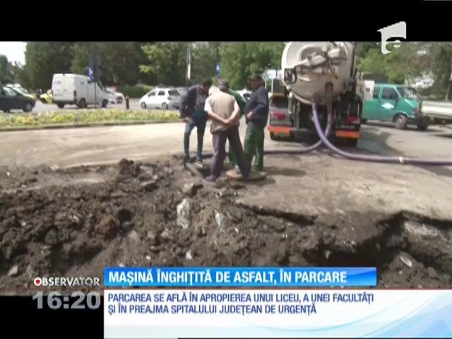 Asfaltul dintr-o parcare, din Bacău, s-a surpat &icirc;ntr-un crater ad&acirc;nc