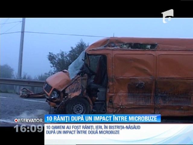 10 răniți după un impact &icirc;ntre două microbuze, &icirc;n județul Bistrița-Năsăud