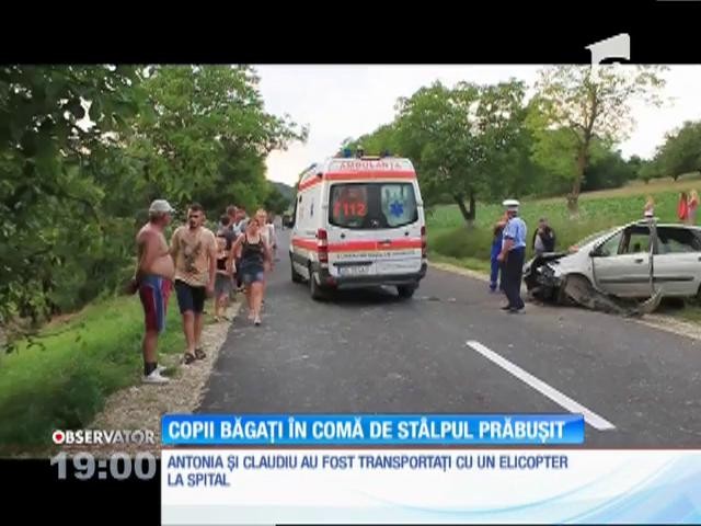 O mașină s-a răsturnat &icirc;n șanț, după ce șoferul a &icirc;ncercat să evite un st&acirc;lp
