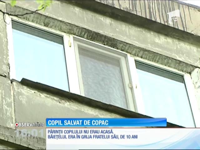 Prăbuşit &icirc;n gol de la etajul patru, salvat de un copac