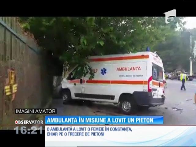 O ambulanţă aflată &icirc;n misiune a lovit un pieton