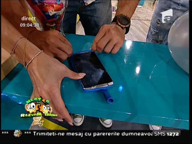 Răzvan şi Dani, v&acirc;nătorii de mituri! Cum să &icirc;ţi faci husă de telefon dintr-un balon