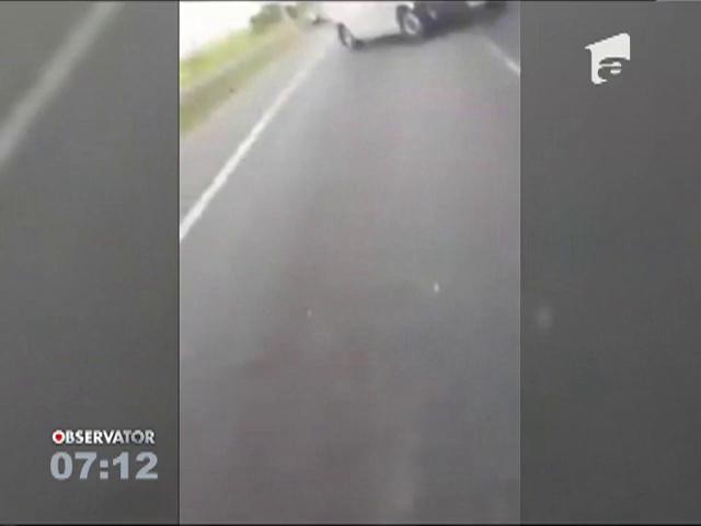 Doi bărbaţi au fost la un pas de un final violent, după ce s-au răsturnat cu maşina pe autostrada A1