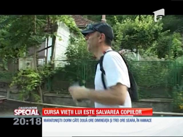 Special! Maratonistul fără o m&acirc;nă care &icirc;i ajută pe alții