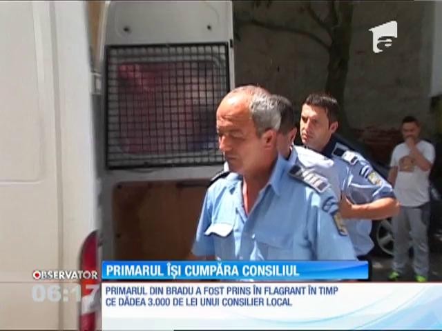 Primarul din Bradu a fost reținut la doar trei săptăm&acirc;ni distanță după ce fusese ales dare de mit