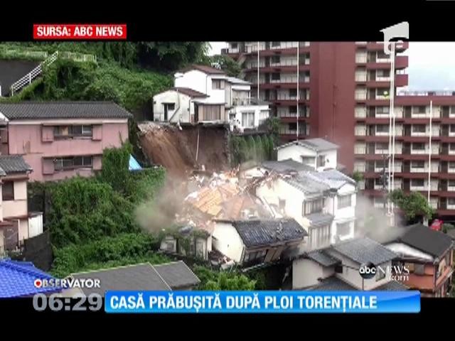 O casă cu etaj s-a prăbuşit după ce a rămas fără fundaţie, &icirc;n urma unei alunecări de teren