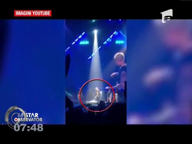 Justin Bieber a căzut din nou pe scenă &icirc;n timpul unui concert