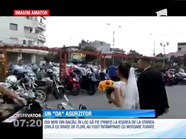 Bacău: Doi tineri proaspăt căsătoriţi, &icirc;nt&acirc;mpinaţi de 50 de motociclete turate, la ieşirea de la starea civilă