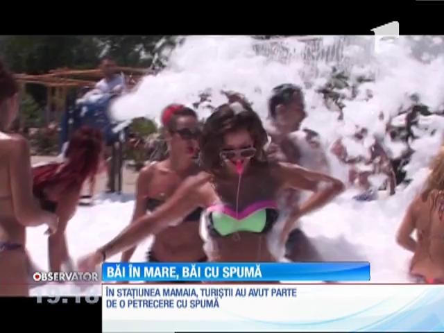 Petrecere cu spumă pentru turiştii aflaţi &icirc;n staţiunea Mamaia