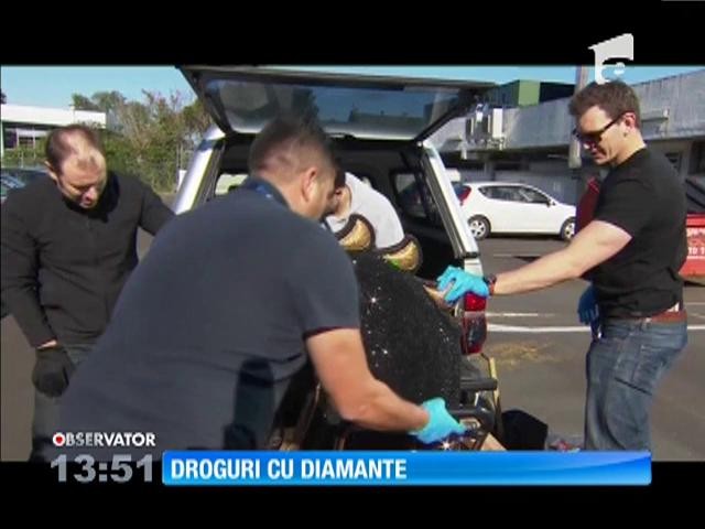 Droguri ascunse &icirc;ntr-o statuie &icirc;ncrustat &icirc;n diamante