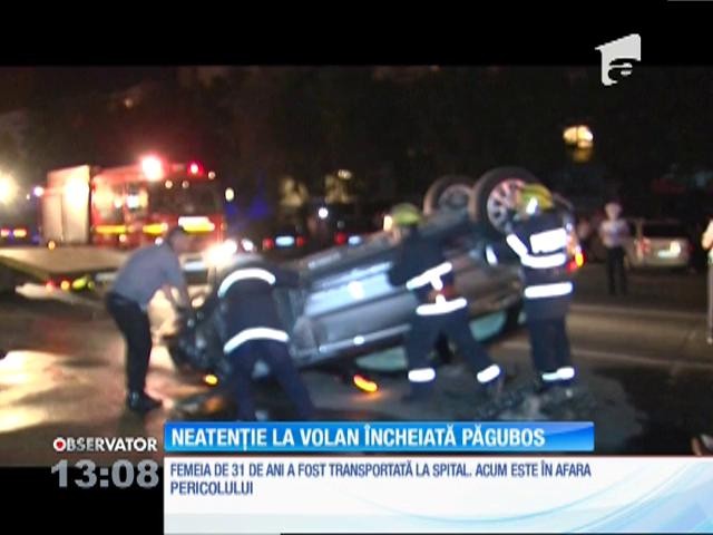 A intrat cu mașina &icirc;n alte două automobile, &icirc;n timp ce era atentă la telefon