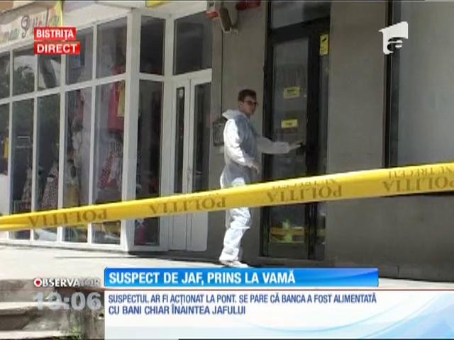 Un bărbat &icirc;narmat a jefuit o bancă din Bistrița, după ce a amenințat clienții și angajații