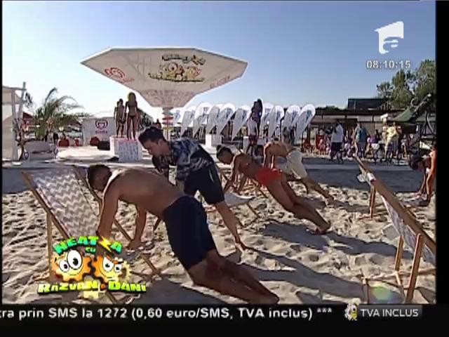 Demonstrație sexy! Exerciții pe șezlong, cea mai nouă metodă pentru a menține silueta de vis la plajă