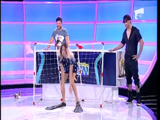 Opaa, fetele se pricep la fotbal! ”Șut și gol” în labe de scafandru, cu Elena Ionescu și Raluka