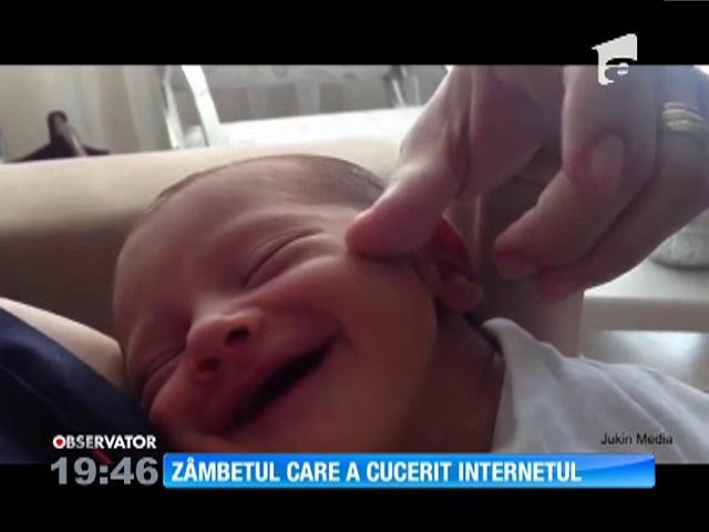 VIDEO: Scena adorabilă filmată de o mămică! Un bebeluş cucereşte internetul cu zâmbetul lui angelic