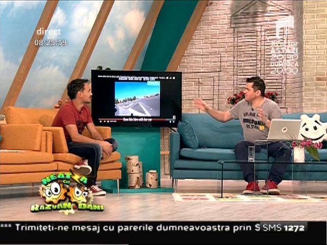 Smiley News: O mamă &icirc;şi loveşte fiul motociclist cu maşina, după ce-i spune să se ferească de "şoferi idioţi"