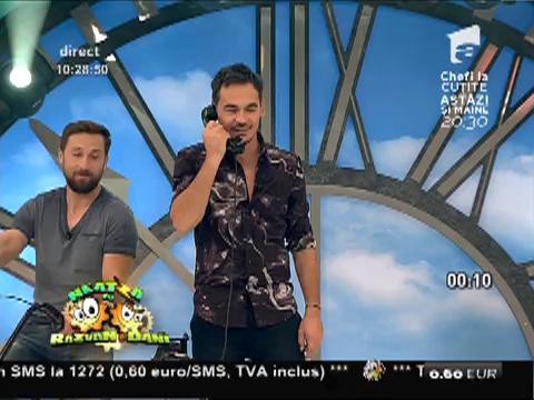 R&acirc;zi cu lacrimi! Ami, &icirc;nchisă cu Shrek &icirc;ntr-o cabina telefonică!