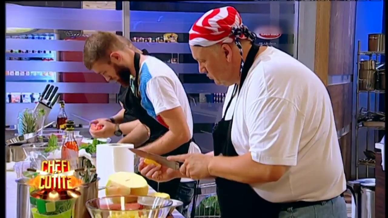 Concurenții sunt obligați să taie fructele &icirc;n dimensiunile specificate de cei trei chefi