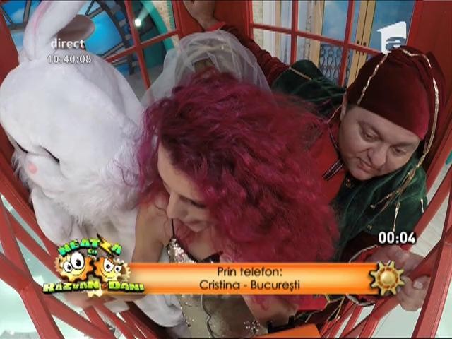 R&acirc;zi cu lacrimi! Andreea D, &icirc;nghesuită &icirc;ntr-o cabina telefonică!