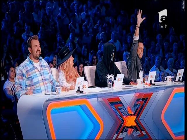 Cu patru de "DA", Tudor Florin se califică în următoarea etapă X Factor!