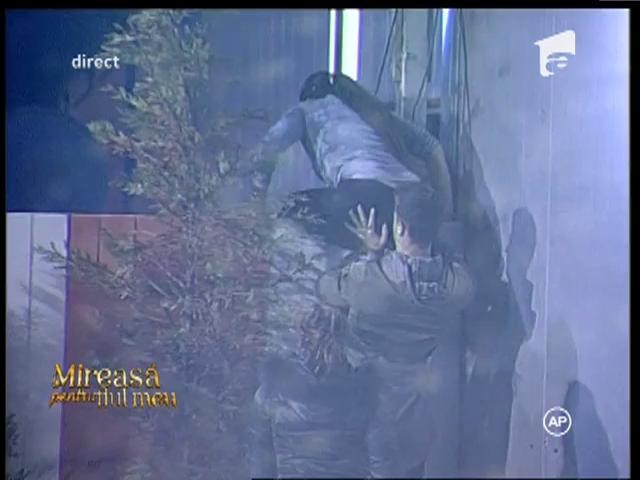 Momentul &icirc;n care Andrei, Ana-Maria, Adelina şi Iulia au sărit gardul!