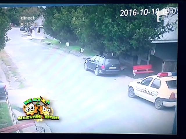 Smiley News: Cum ajunge o mașină de poliție &icirc;n șanț, singură