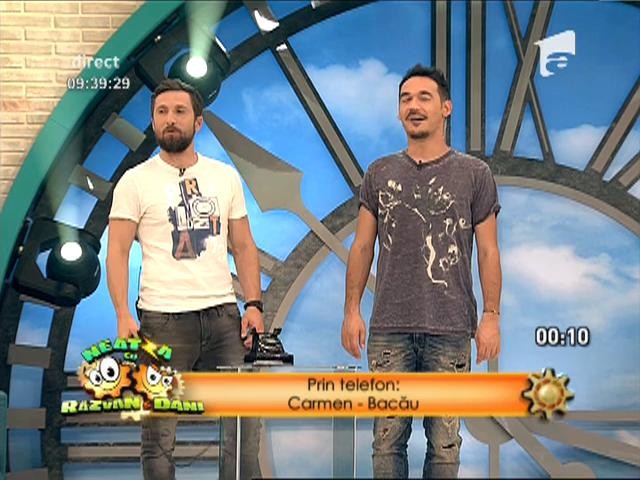 R&acirc;zi cu lacrimi! Elena Gheorghe, &icirc;nghesuită &icirc;ntr-o cabină telefonică