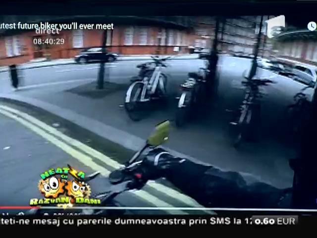Smiley News: Reacţia unui copil care vede un motociclist