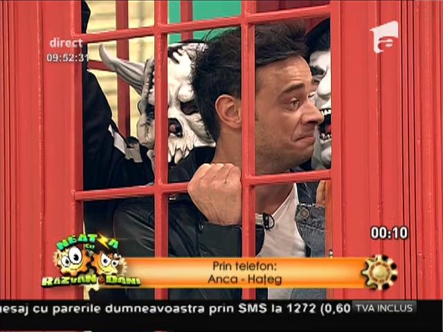 R&acirc;zi cu lacrimi! Amna, &icirc;nghesuită &icirc;ntr-o cabina telefonică