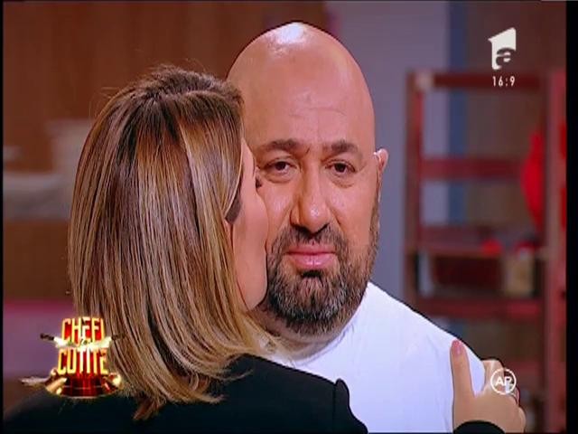 Gina Pistol &icirc;l sărută pe obraz pe chef Cătălin Scărlătescu