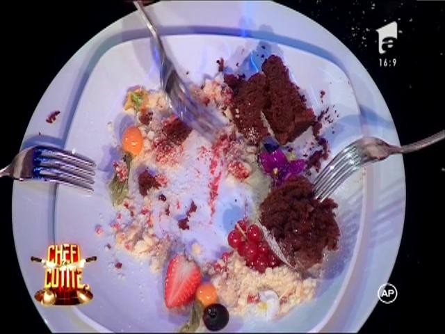Cei trei chefi degustă deserturile concurenților intrați la duel