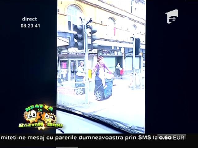 Smiley News: Două bătr&acirc;nele merg călare pe un geamantan