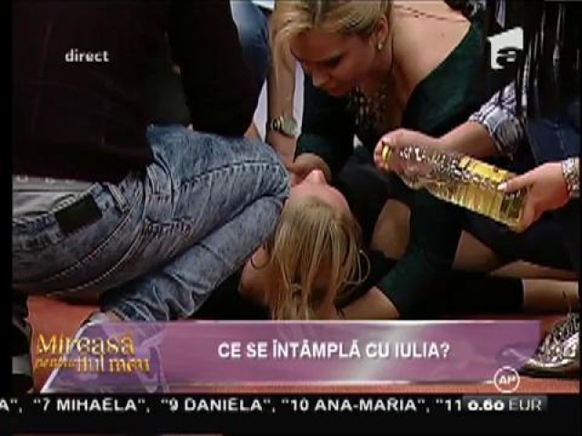 Panică la "Mireasă pentru fiul meu"! Iulia a leşinat &icirc;n direct