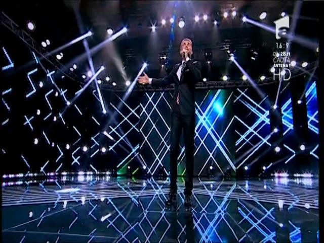 Frank Sinatra - "Strangers in The Night". Vezi interpretarea lui Adrian Graur, la X Factor!