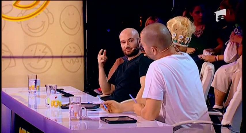 Cheloo și Delia nu reușesc să-și facă semnătura de două ori &icirc;n același mod