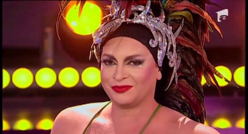 &ldquo;Băi, se vede.. bărbăţia&rdquo;. Numărul de travesti care l-a făcut pe Bendeac să se &icirc;nchine