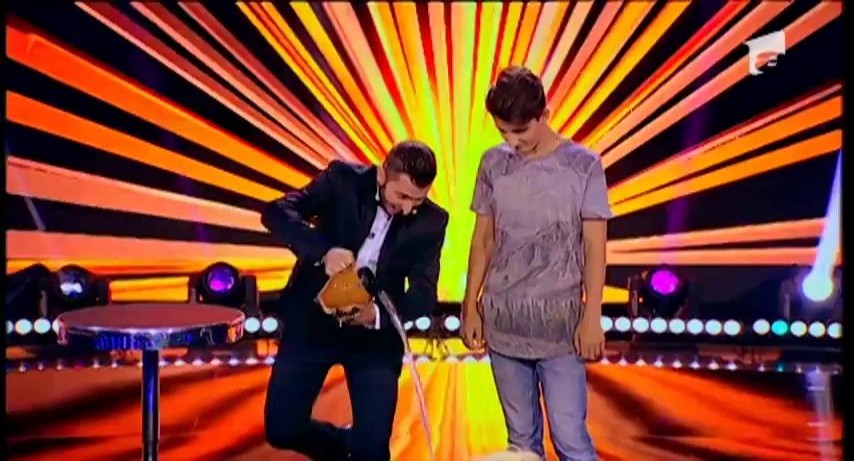 "Are faţă de spărgător de maşini" Mario, singurul magician care a fumat pe scenă. "Te-am salvat, m&acirc;nca-mi-ai.."