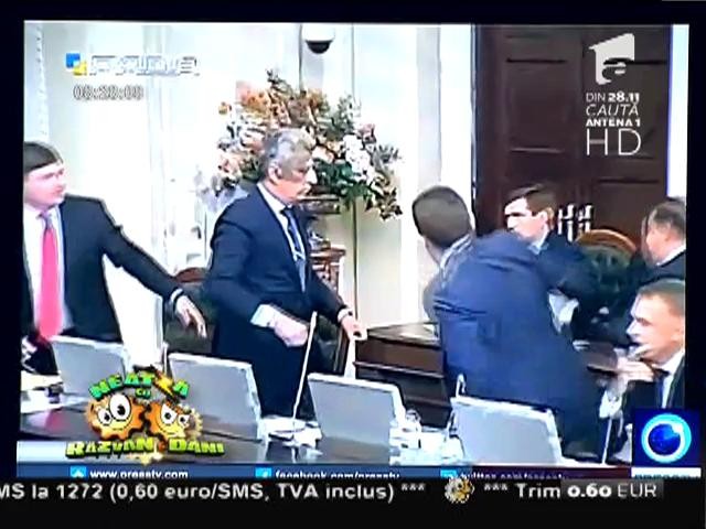 Smiley News: Bătaie ca &icirc;n ringul de box &icirc;ntre doi deputaţi &icirc;n Parlamentul din Ucraina