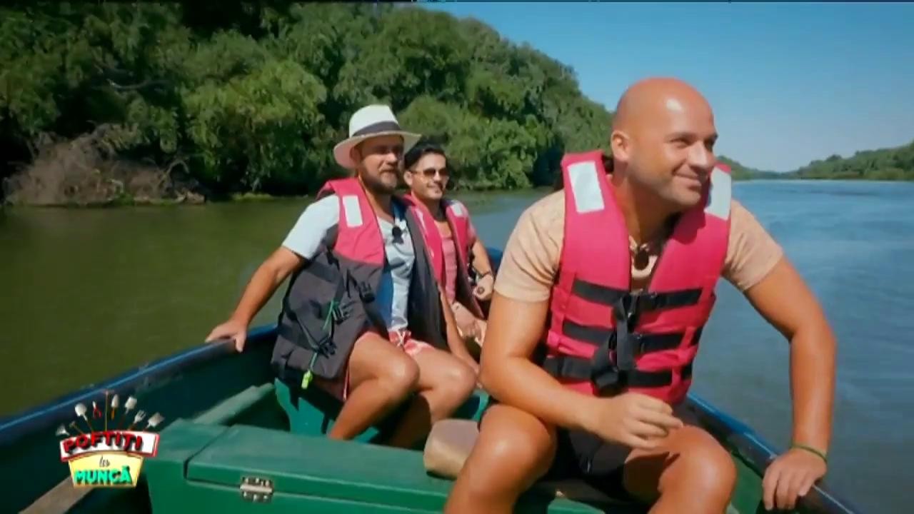 Vedetele lui Nea' Mărin, la adunat stuf pe canalele Dunării